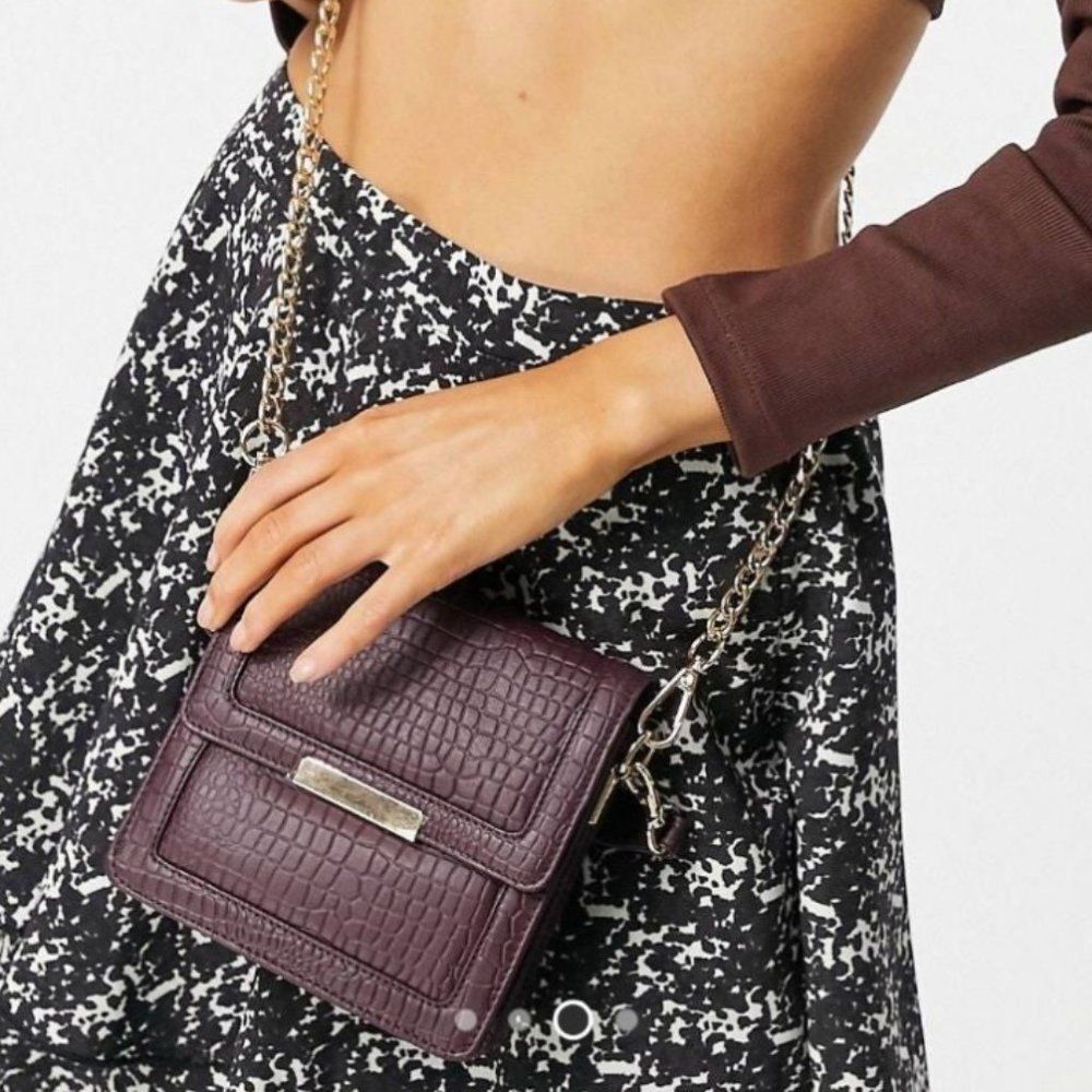 NWT, Urbancode • Stunning Crocodile Crossbody Bag